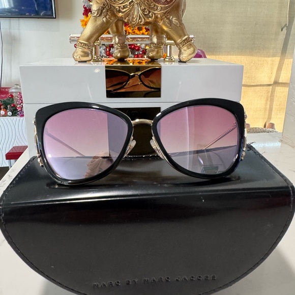 ONE DAY SALE✨

MARC JACOBS cat eye acetate sunglasses ✨ - Picture 3 of 16